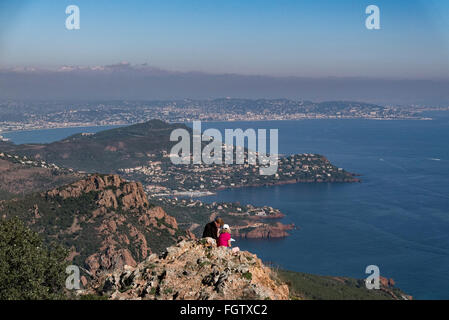 Vue depuis le pic du Cap Roux sur la côte, l'Esterel, Saint-Raphaël, Dep. Var, Côte d'Azur, France Banque D'Images