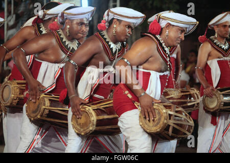 Colombo, Sri Lanka. 22 Février, 2016. Maha Nawam Perahera est l'un des plus importants événements religieux et culturels au Sri Lanka. Avec pleine lune fermement dans le ciel la Perahera Mavam à Colombo a débuté au milieu de milliers de personnes qui se pressent pour voir les éléphants caparisoned et musiciens et danseurs. Crédit : Paul/Quezada-Neiman Alamy Live News Banque D'Images