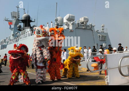 Preah Sihanouk, le Cambodge. Feb 22, 2016. Les Chinois à l'étranger effectuer danse du lion d'accueillir des navires de guerre chinois en visite au Port Autonome de Sihanoukville, Cambodge, 10 févr. 22, 2016. Deux frégates lance-missiles chinois amarré au port le lundi pour cinq jours de bonne volonté visite au Cambodge. Credit : Zhang Yanfang/Xinhua/Alamy Live News Banque D'Images