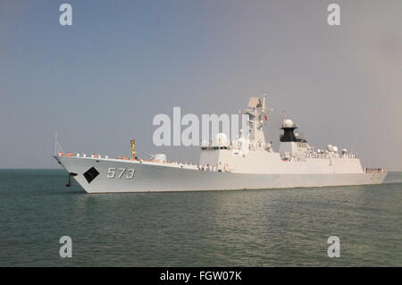 Preah Sihanouk, le Cambodge. Feb 22, 2016. Navire de guerre chinois Liuzhou arrive au port autonome de Sihanoukville, Cambodge, 10 févr. 22, 2016. Deux frégates lance-missiles chinois amarré au port le lundi pour cinq jours de bonne volonté visite au Cambodge. Credit : Zhang Yanfang/Xinhua/Alamy Live News Banque D'Images