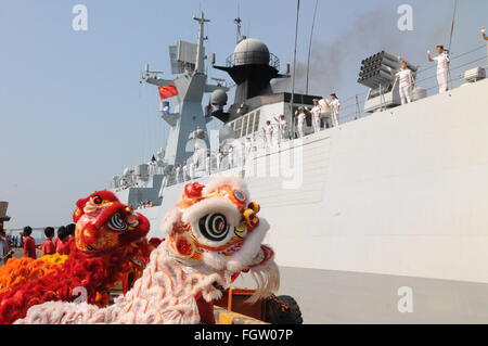 Preah Sihanouk, le Cambodge. Feb 22, 2016. Les Chinois à l'étranger effectuer danse du lion d'accueillir des navires de guerre chinois en visite au Port Autonome de Sihanoukville, Cambodge, 10 févr. 22, 2016. Deux frégates lance-missiles chinois amarré au port le lundi pour cinq jours de bonne volonté visite au Cambodge. Credit : Zhang Yanfang/Xinhua/Alamy Live News Banque D'Images