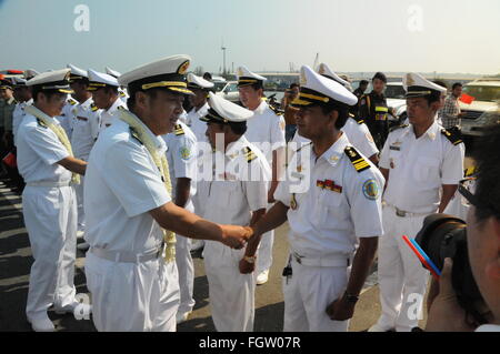 Preah Sihanouk, le Cambodge. Feb 22, 2016. Le Contre-amiral Yu Manjiang (L'avant), commandant de l'unité navale dans la région, serre la main avec un officiel de la marine cambodgienne au cours d'une cérémonie de bienvenue à l'Sihanoukville Port Autonome, le Cambodge, le 22 février 2016. Deux frégates lance-missiles chinois amarré au port le lundi pour cinq jours de bonne volonté visite au Cambodge. Credit : Zhang Yanfang/Xinhua/Alamy Live News Banque D'Images