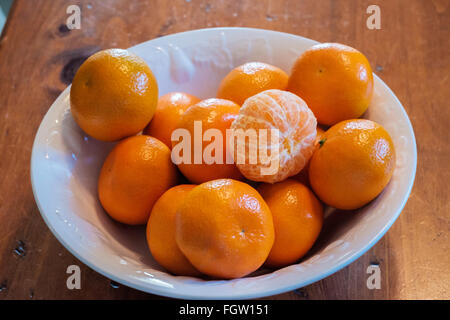 Mandarines, Citrus reticulata, dans un bol blanc. Banque D'Images