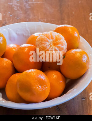 Mandarines, Citrus reticulata, dans un bol blanc. Banque D'Images