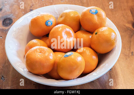 Mandarines, Citrus reticulata, dans un bol blanc. Banque D'Images