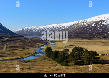 Neige de printemps dans la région de Glen Garry, les Highlands écossais, UK Banque D'Images