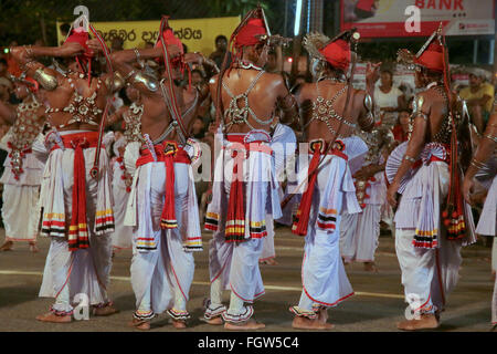 Colombo, Sri Lanka. 22 Février, 2016. Maha Nawam Perahera est l'un des plus importants événements religieux et culturels au Sri Lanka. Avec pleine lune fermement dans le ciel la Perahera Mavam à Colombo a débuté au milieu de milliers de personnes qui se pressent pour voir les éléphants caparisoned et musiciens et danseurs. Crédit : Paul/Quezada-Neiman Alamy Live News Banque D'Images