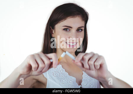 L'accrochage femme cigarette dans la moitié Banque D'Images