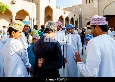 Un groupe d'hommes omanais à l'Chat Vendredi, marché aux oiseaux, Ad Dakhiliyah Nizwa, Oman Région Banque D'Images