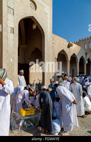 Le vendredi, marché aux oiseaux, Ad Dakhiliyah Nizwa, Oman Région Banque D'Images