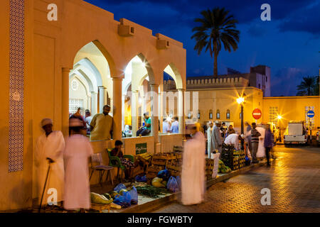 La rue du Marché de nuit, Ad Dakhiliyah Nizwa, Oman, région Banque D'Images