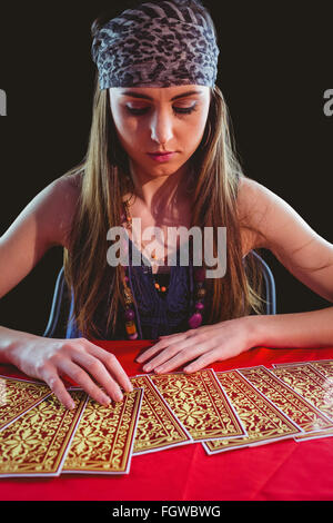 Fortune Teller à l'aide de cartes de tarot Banque D'Images