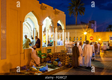 La rue du Marché de nuit, Ad Dakhiliyah Nizwa, Oman, région Banque D'Images