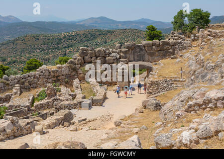 Mycènes, l'Argolide, Péloponnèse, Grèce. Le Lion Gate, datant du 13e siècle avant J.-C., dans le murs cyclopéens. Banque D'Images