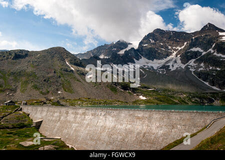 Le barrage du lac Serrù, Ceresole Reale, l'agglomération de la ville de Turin, en Italie. Prises à partir de la SP50 dans le Parco Nazionale Gran Paradiso. Banque D'Images