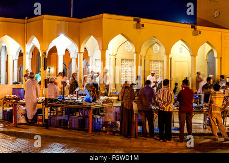 Le marché aux poissons la nuit, Ad Dakhiliyah Nizwa, Oman, région Banque D'Images