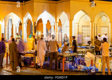 Le marché aux poissons la nuit, Ad Dakhiliyah Nizwa, Oman, région Banque D'Images