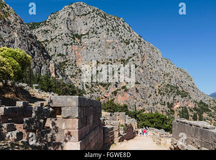 Ancient Delphi, Phocide, Grèce. Se promener à travers les ruines de l'ancienne Delphes. Le Mont Parnasse qui se profile derrière les montagnes. Banque D'Images