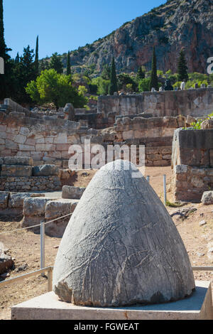 Ancient Delphi, Phocide, Grèce. L'omphalos ou nombril, de l'ancienne Delphes. Banque D'Images