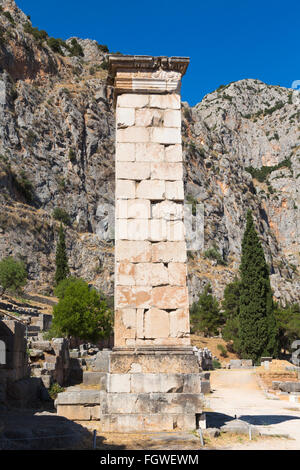 Ancient Delphi, Phocide, Grèce. Le pilier de Prusias II, (vers 220 av. J.-C. - 149 avant J.-C.) le roi grec de Bithynie. Banque D'Images