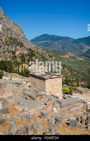 Ancient Delphi, Phocide, Grèce. Trésor des Athéniens. Construite vers le début du ive siècle avant J.-C. Banque D'Images