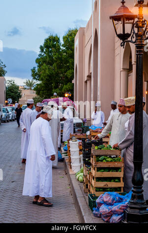 Les hommes omanais Shopping dans le marché aux légumes, Ad Dakhiliyah Nizwa, Oman, région Banque D'Images