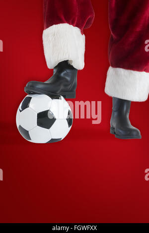 Image composite du père noël joue au soccer Banque D'Images