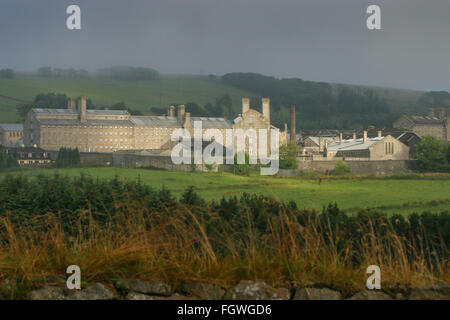 La prison de Dartmoor éclairées par le soleil un jour de tempête Banque D'Images