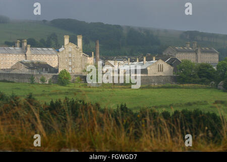 La prison de Dartmoor éclairées par le soleil un jour de tempête Banque D'Images