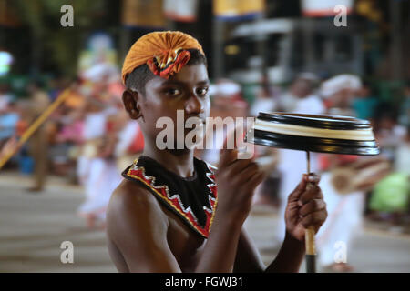 Colombo, Sri Lanka. 22 Février, 2016. Maha Nawam Perahera est l'un des plus importants événements religieux et culturels au Sri Lanka. Avec pleine lune fermement dans le ciel la Perahera Mavam à Colombo a débuté au milieu de milliers de personnes qui se pressent pour voir les éléphants caparisoned et musiciens et danseurs@paul Quezada-Neiman/Alamy live news Banque D'Images