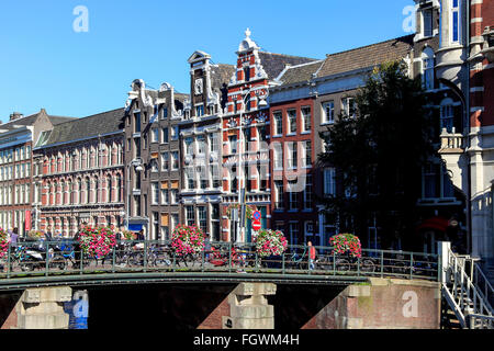 Pont sur le canal à Oude Turfmarkt et Rokin, avec l'Hôtel De L'Europe sur l'angle, Amsterdam, Pays-Bas Banque D'Images