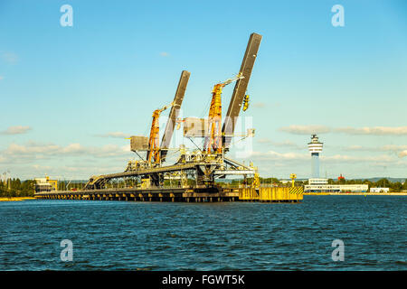 Jetée de charbon à matin à port de Gdansk, Pologne. Banque D'Images