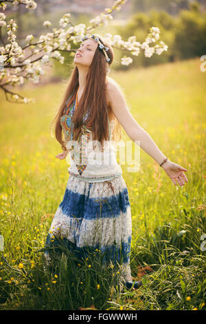 Belle femme dans un champ. Nature et harmonie Banque D'Images