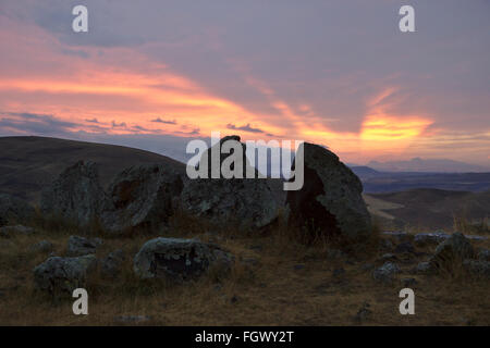 Coucher du soleil à l'humeur Zorats Karer stone circle près de Sisian en Arménie Banque D'Images