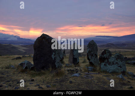 Coucher du soleil à l'humeur Zorats Karer stone circle près de Sisian en Arménie Banque D'Images