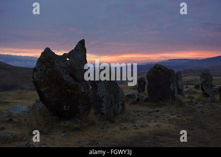 Coucher du soleil à l'humeur Zorats Karer stone circle près de Sisian en Arménie Banque D'Images
