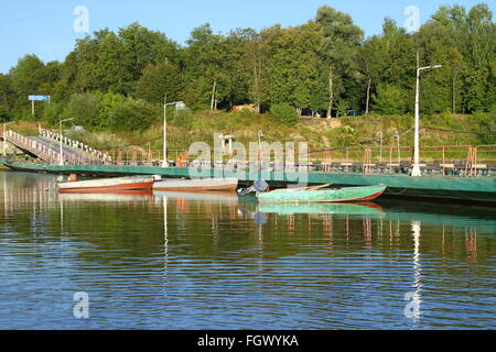 Bateaux de pêche sur la rivière Sura. La Russie Banque D'Images