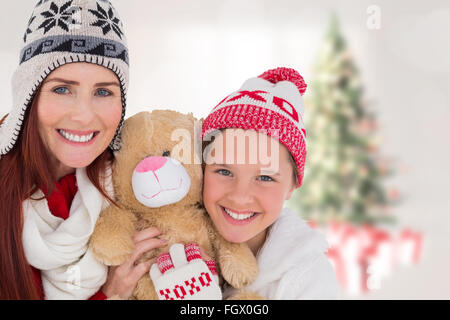 Image composite de mère et fille avec teddy Banque D'Images