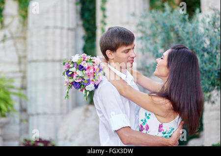 Heureux époux marcher parmi les colonnes Banque D'Images