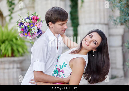 Heureux époux marcher parmi les colonnes Banque D'Images
