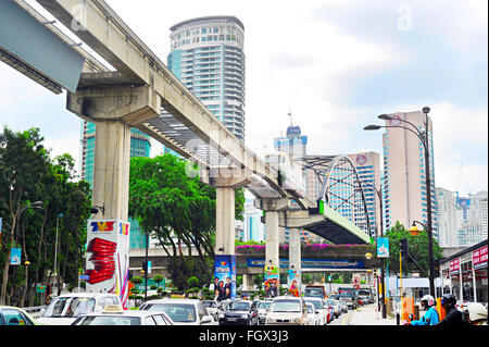 Embouteillage aux heures de pointe et le train monorail section ferroviaire surélevée à Kuala Lumpu Banque D'Images