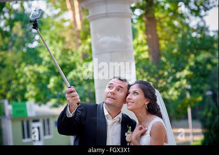 Happy smiling couple élégant la marche et faire selfy Banque D'Images