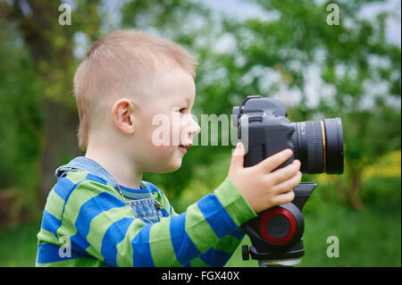 Petit garçon avec une prise de vue caméra outdoor Banque D'Images