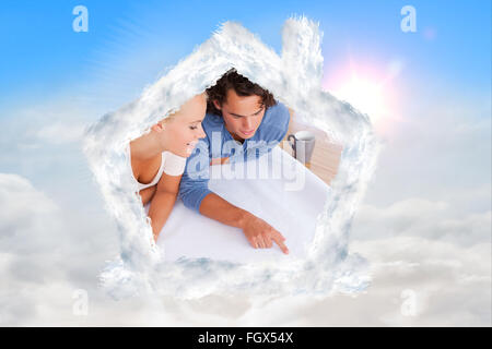 Image composite de l'homme mignon montrant un point sur un plan pour son fiancé Banque D'Images