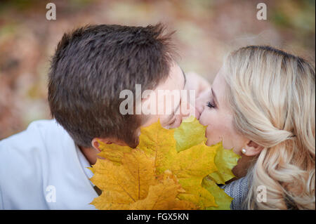 Loving couple kissing in autumn park Banque D'Images