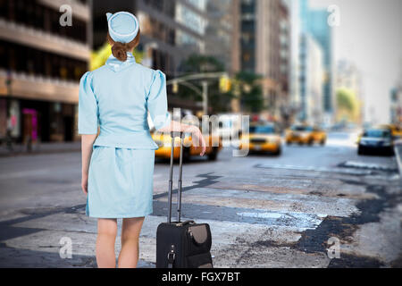 Image composite de jolie hôtesse de l'air, s'appuyant sur suitcase Banque D'Images