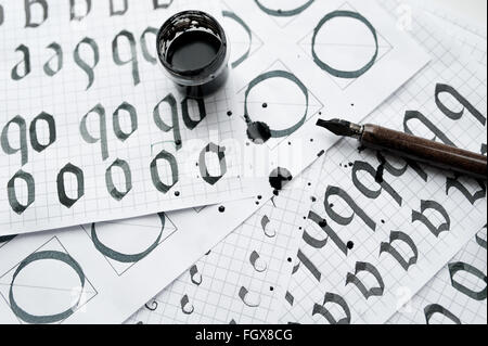 Calligraphie d'apprentissage - par exemple avec du papier et d'encre et pinceau Banque D'Images