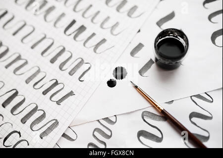 Calligraphie d'apprentissage - par exemple avec du papier et d'encre et pinceau Banque D'Images