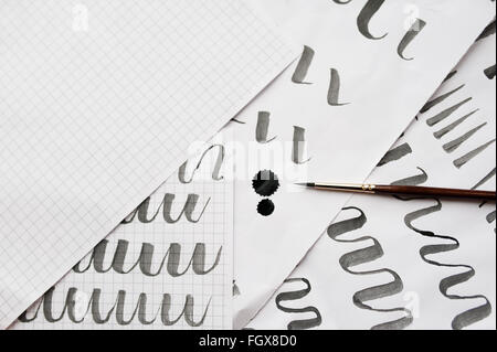 Calligraphie d'apprentissage - par exemple avec du papier et d'encre et pinceau Banque D'Images