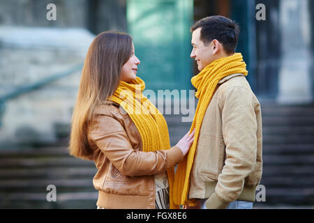 Couple de touristes de prendre une marche dans une rue de ville trottoir dans une journée ensoleillée Banque D'Images